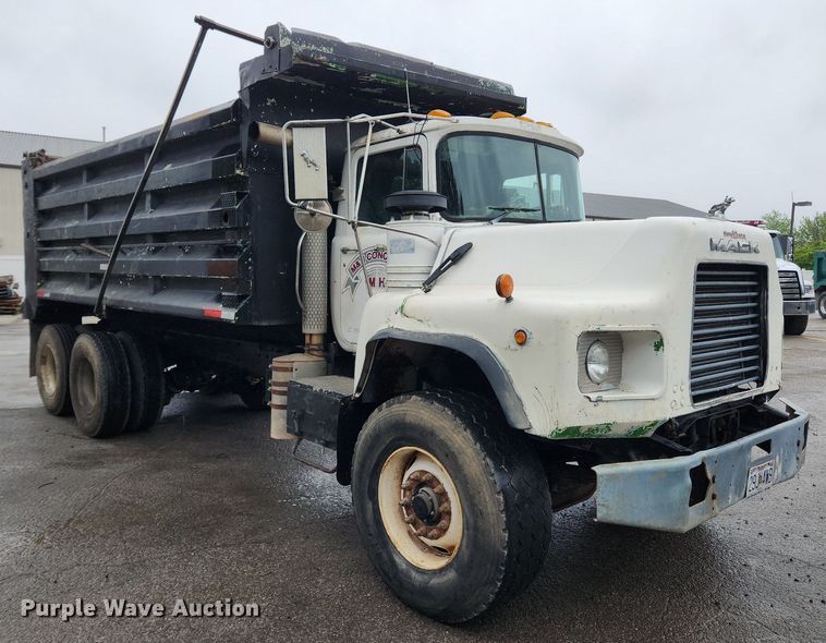 image for item LX9579 1999 Mack DM690S  dump truck