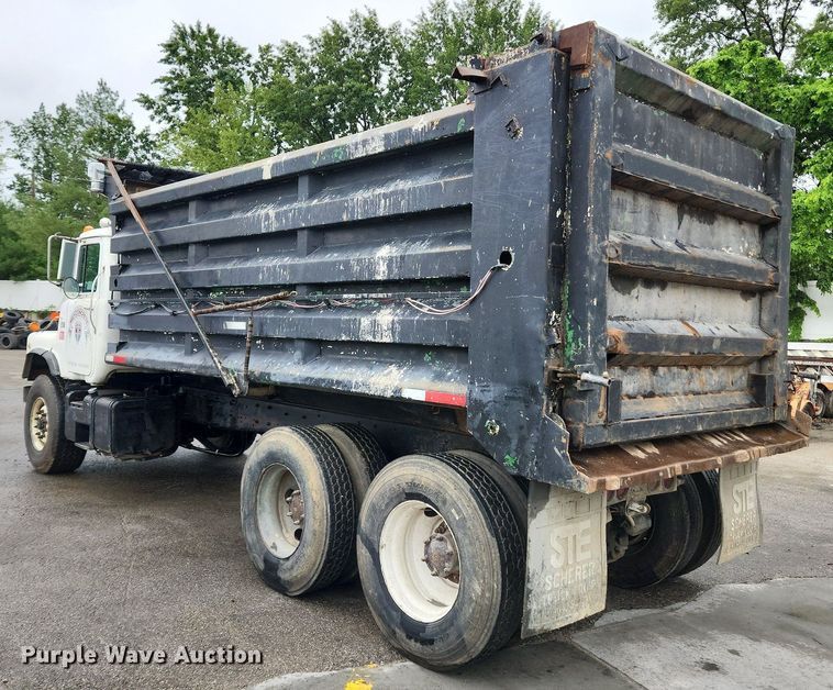 image for item LX9579 1999 Mack DM690S  dump truck