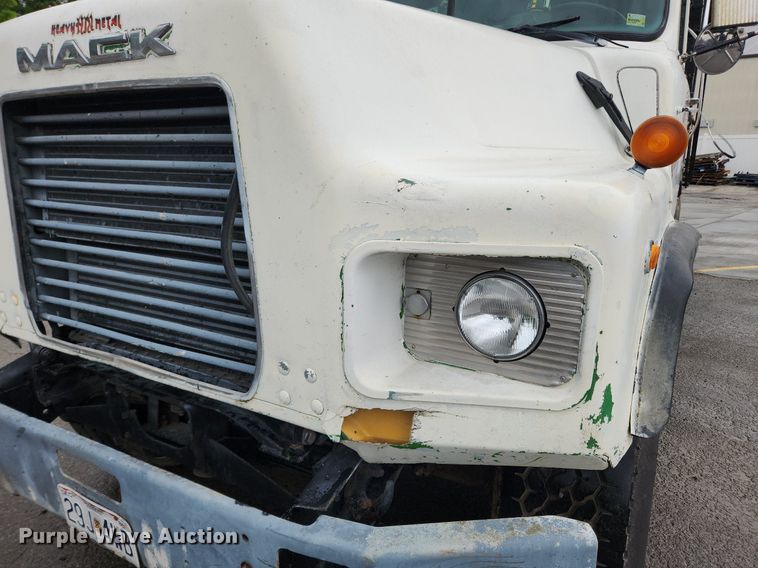 image for item LX9579 1999 Mack DM690S  dump truck