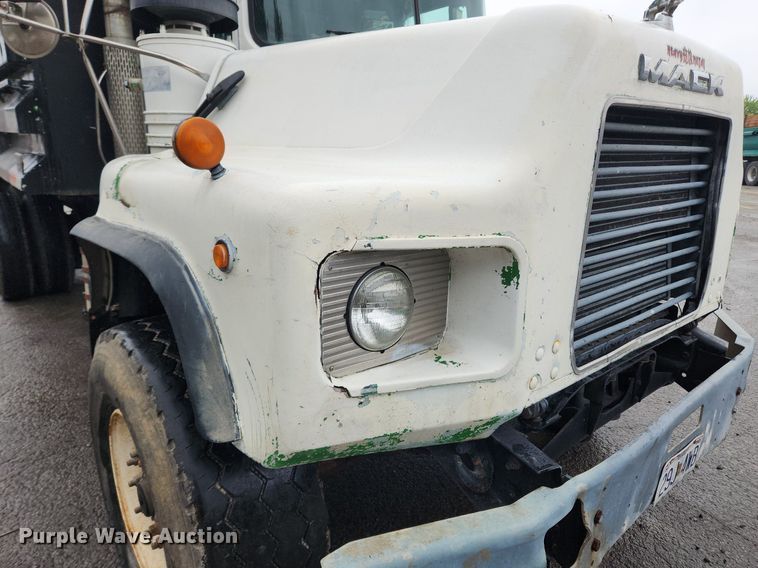 image for item LX9579 1999 Mack DM690S  dump truck