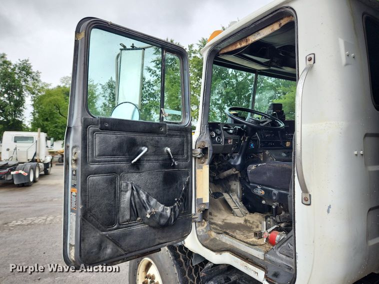 image for item LX9579 1999 Mack DM690S  dump truck