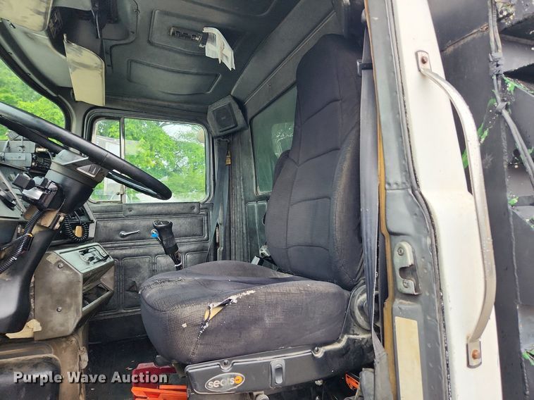 image for item LX9579 1999 Mack DM690S  dump truck