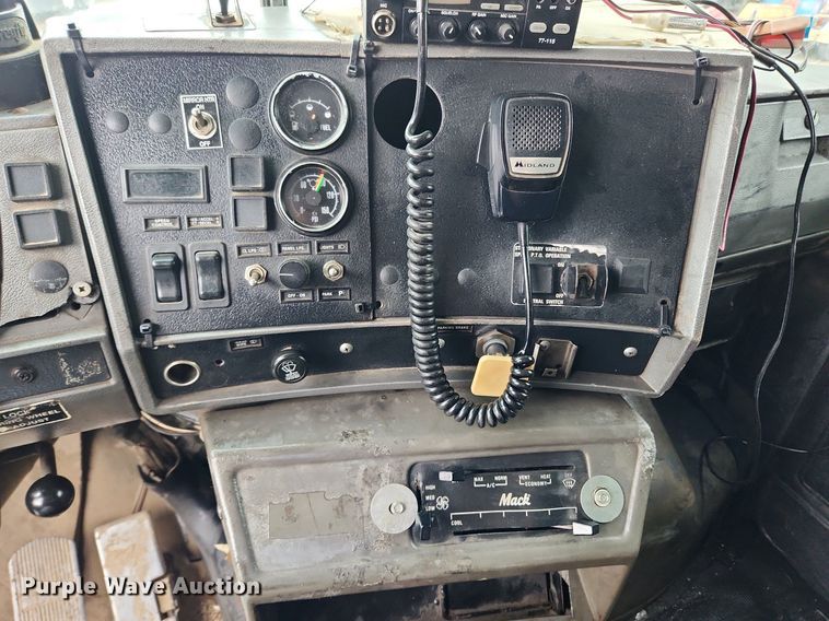 image for item LX9579 1999 Mack DM690S  dump truck