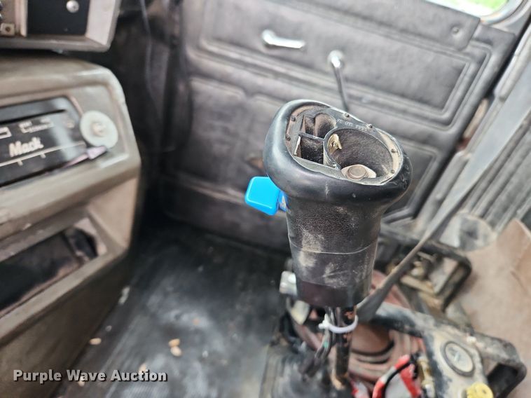 image for item LX9579 1999 Mack DM690S  dump truck