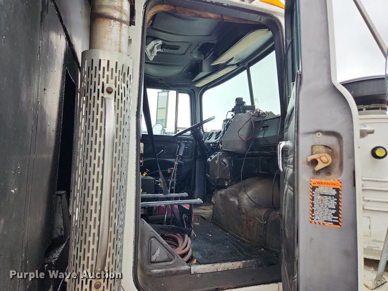 image for item LX9579 1999 Mack DM690S  dump truck