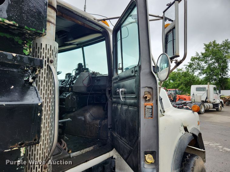 image for item LX9579 1999 Mack DM690S  dump truck