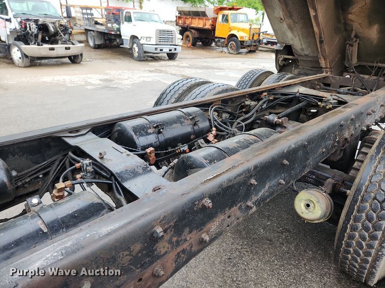 image for item LX9579 1999 Mack DM690S  dump truck