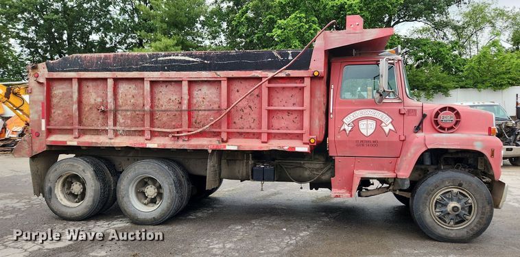 image for item LX9580 1995 Ford LNT8000  dump truck