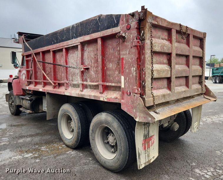 image for item LX9580 1995 Ford LNT8000  dump truck