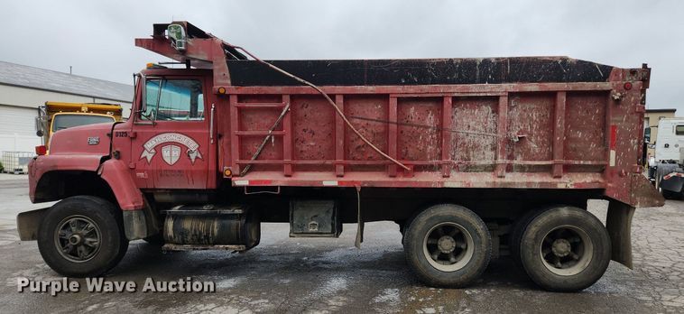 image for item LX9580 1995 Ford LNT8000  dump truck