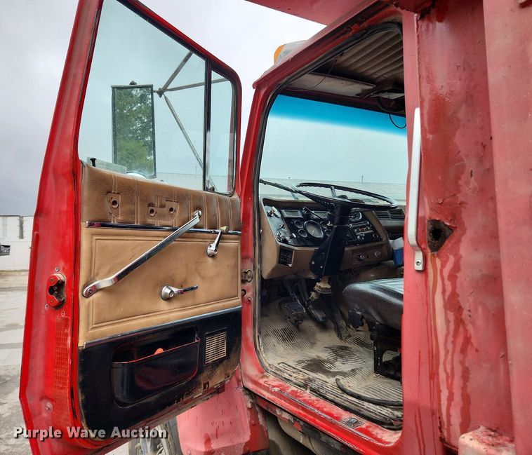 image for item LX9580 1995 Ford LNT8000  dump truck