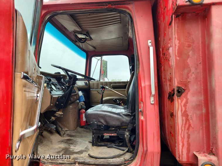 image for item LX9580 1995 Ford LNT8000  dump truck