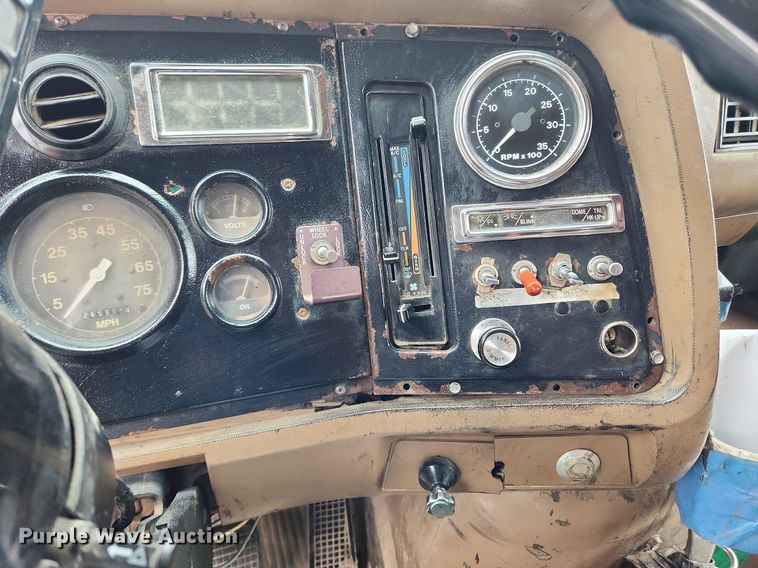 image for item LX9580 1995 Ford LNT8000  dump truck