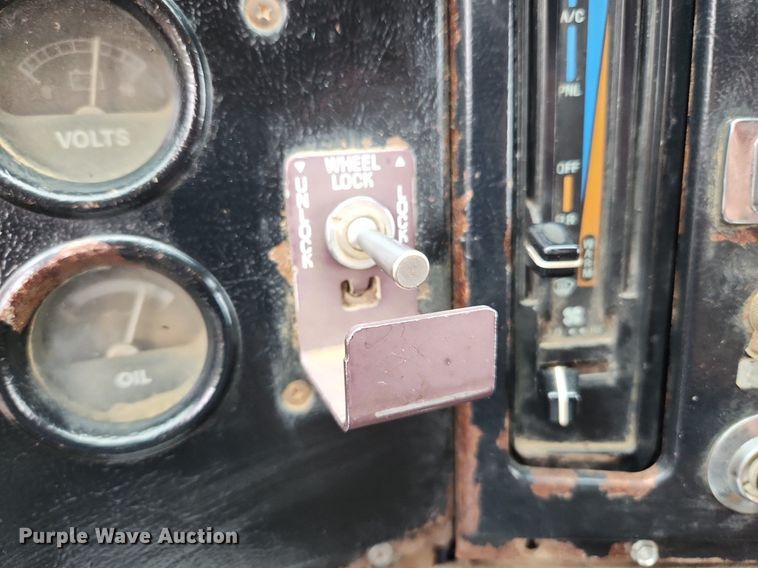 image for item LX9580 1995 Ford LNT8000  dump truck