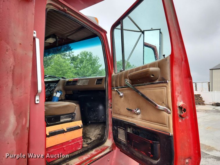 image for item LX9580 1995 Ford LNT8000  dump truck
