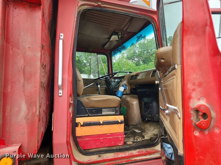 image for item LX9580 1995 Ford LNT8000  dump truck