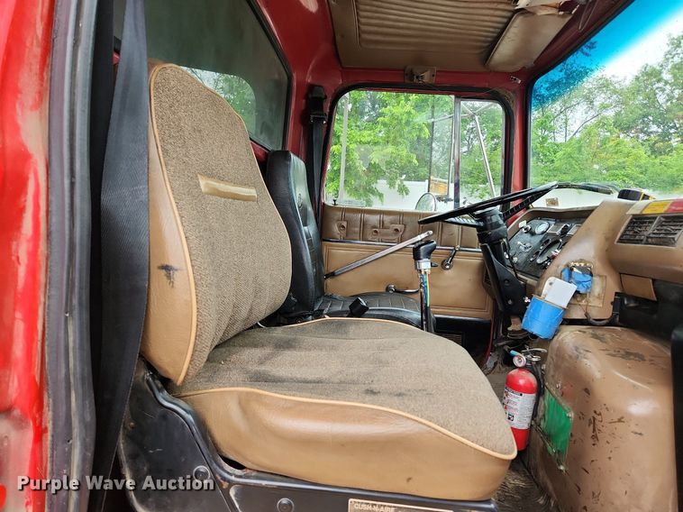 image for item LX9580 1995 Ford LNT8000  dump truck