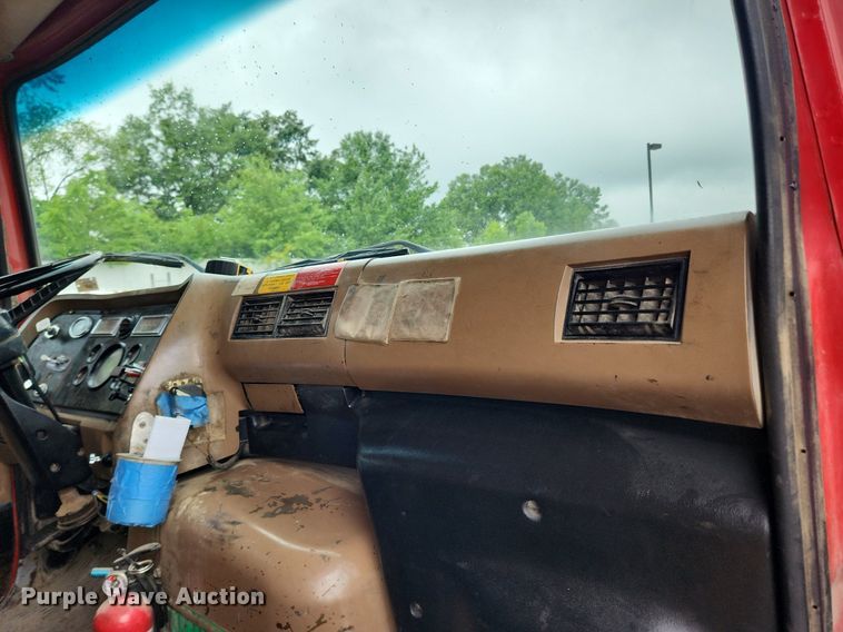 image for item LX9580 1995 Ford LNT8000  dump truck