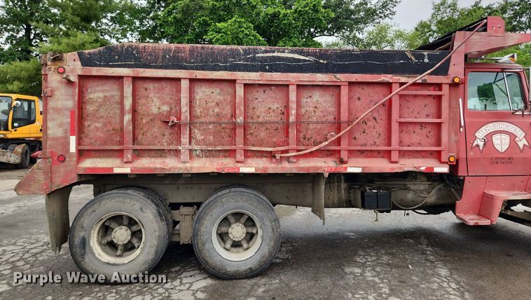 image for item LX9580 1995 Ford LNT8000  dump truck