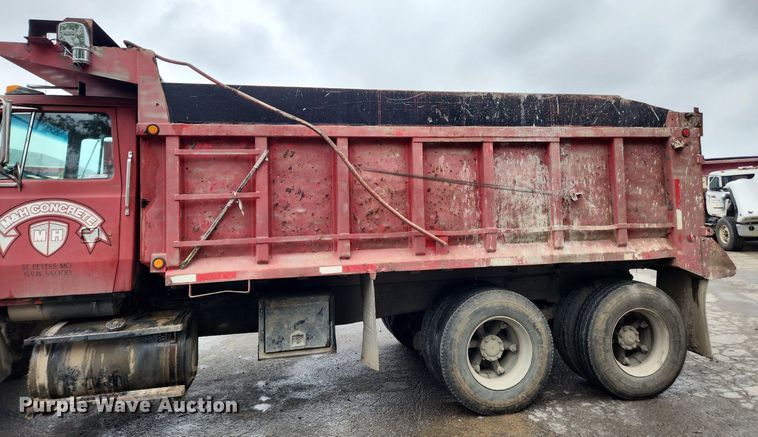 image for item LX9580 1995 Ford LNT8000  dump truck