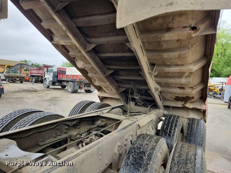 image for item LX9580 1995 Ford LNT8000  dump truck