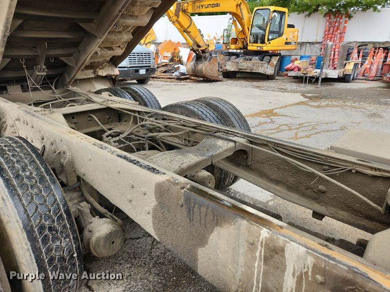 image for item LX9580 1995 Ford LNT8000  dump truck