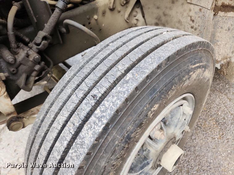 image for item LX9580 1995 Ford LNT8000  dump truck