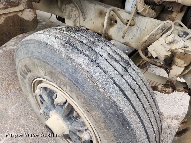 image for item LX9580 1995 Ford LNT8000  dump truck