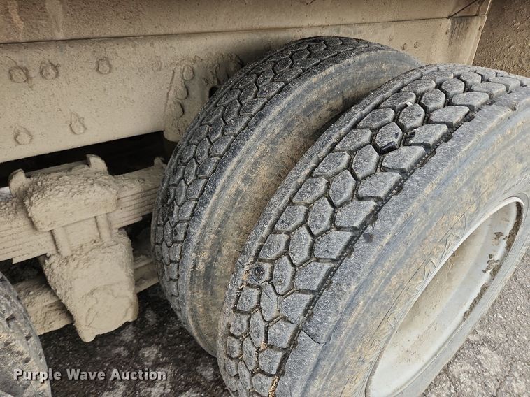 image for item LX9580 1995 Ford LNT8000  dump truck