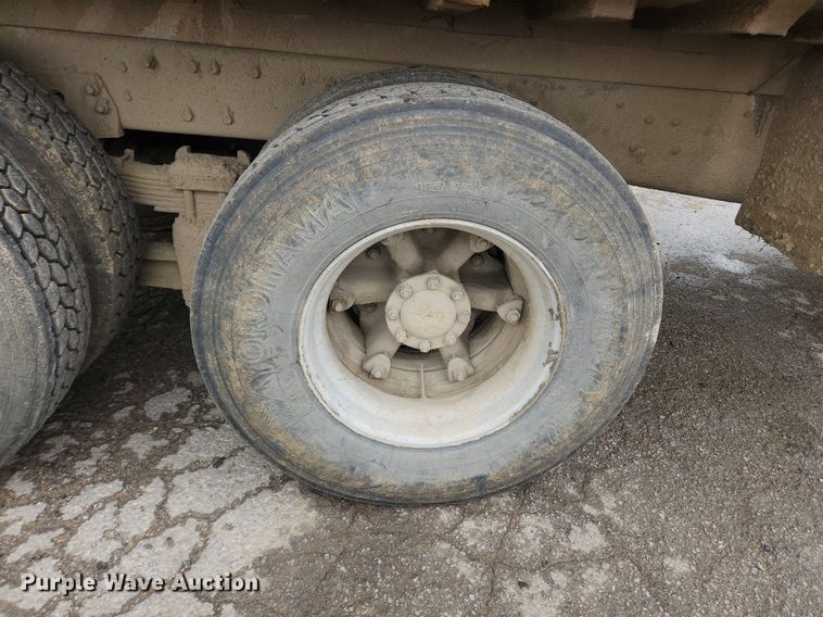 image for item LX9580 1995 Ford LNT8000  dump truck