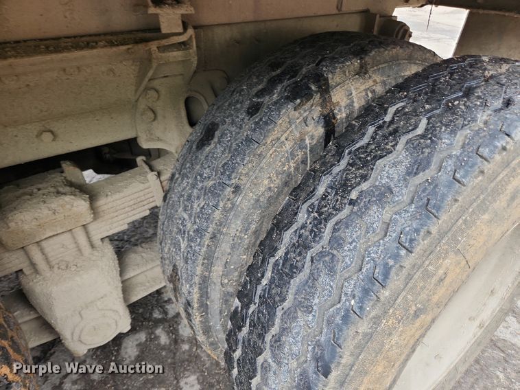 image for item LX9580 1995 Ford LNT8000  dump truck