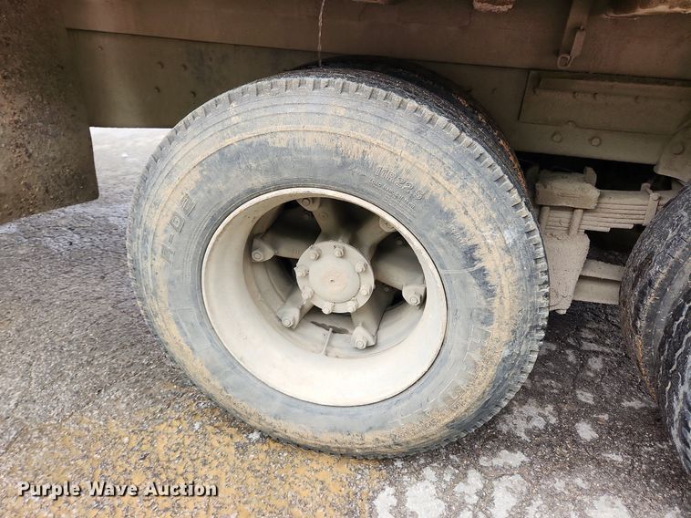 image for item LX9580 1995 Ford LNT8000  dump truck