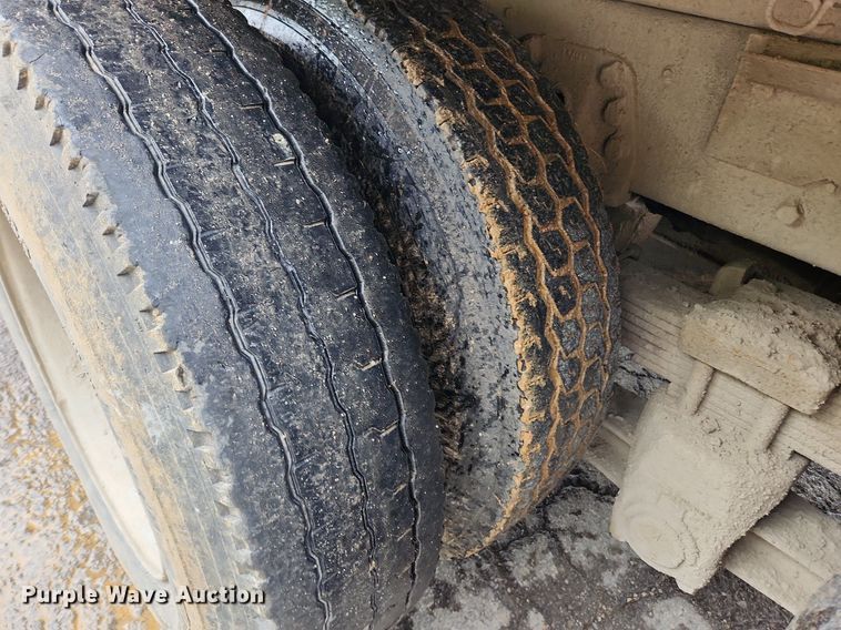 image for item LX9580 1995 Ford LNT8000  dump truck