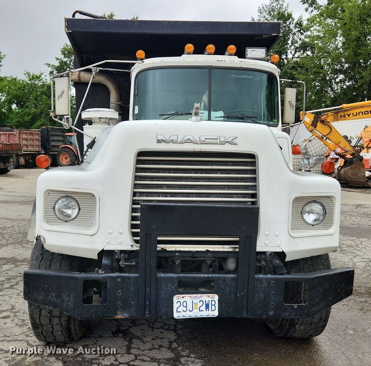 image for item LX9581 1999 Mack DM690S  dump truck