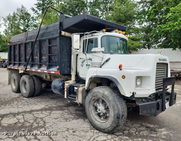 image for item LX9581 1999 Mack DM690S  dump truck