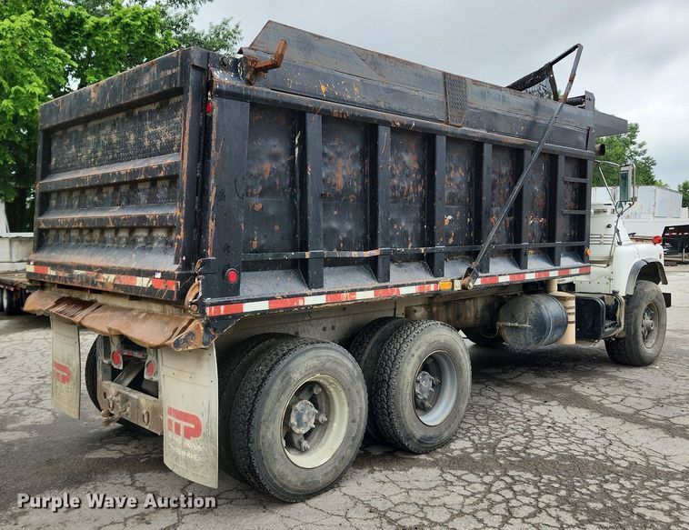 image for item LX9581 1999 Mack DM690S  dump truck