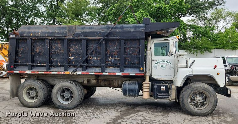 image for item LX9581 1999 Mack DM690S  dump truck