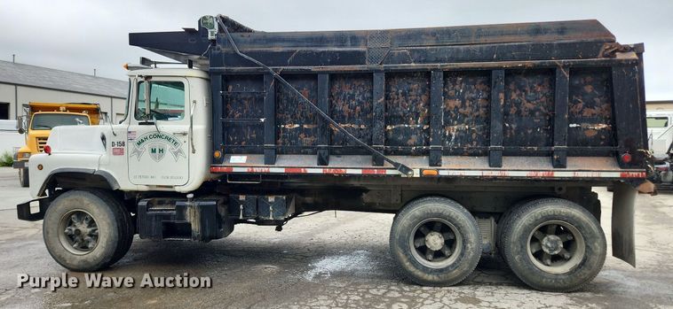 image for item LX9581 1999 Mack DM690S  dump truck