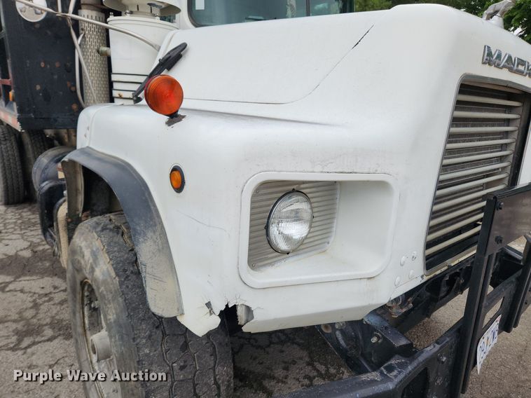 image for item LX9581 1999 Mack DM690S  dump truck