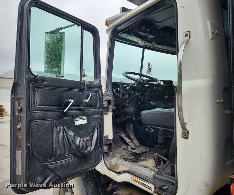 image for item LX9581 1999 Mack DM690S  dump truck