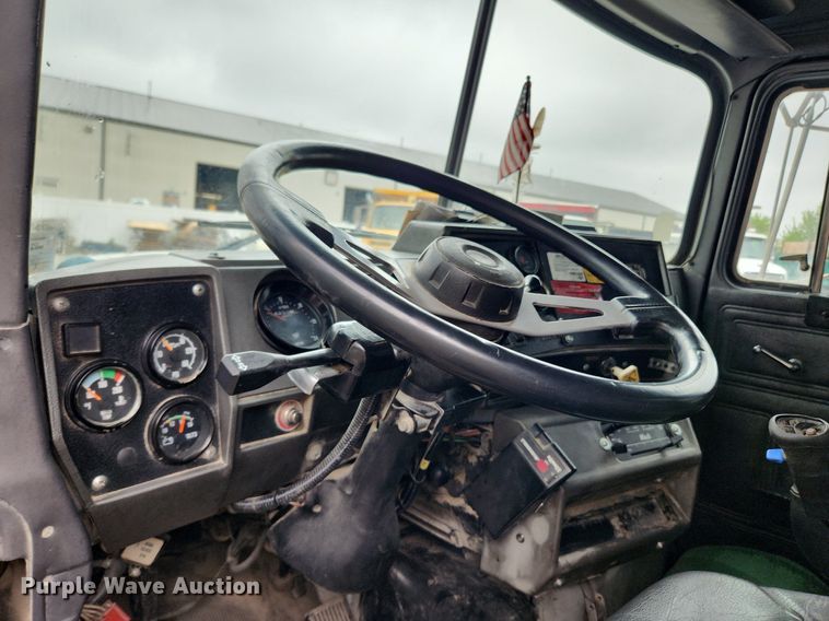 image for item LX9581 1999 Mack DM690S  dump truck