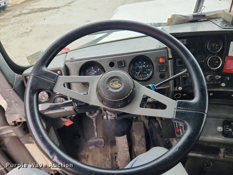 image for item LX9581 1999 Mack DM690S  dump truck