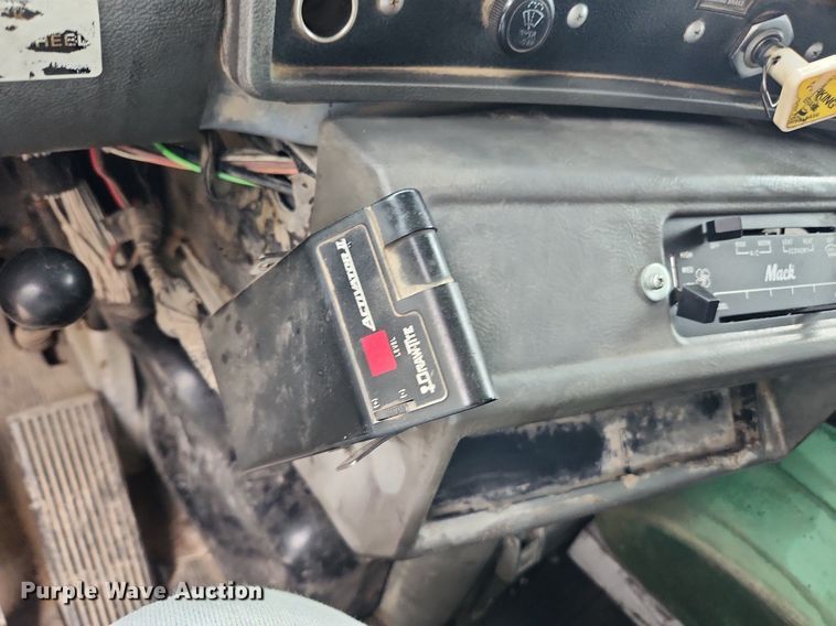 image for item LX9581 1999 Mack DM690S  dump truck