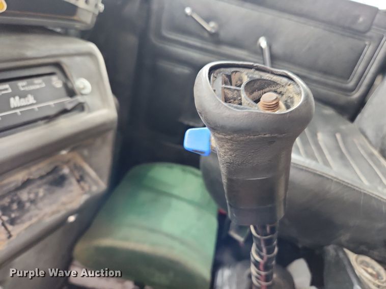 image for item LX9581 1999 Mack DM690S  dump truck