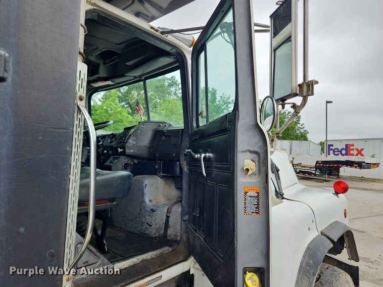 image for item LX9581 1999 Mack DM690S  dump truck