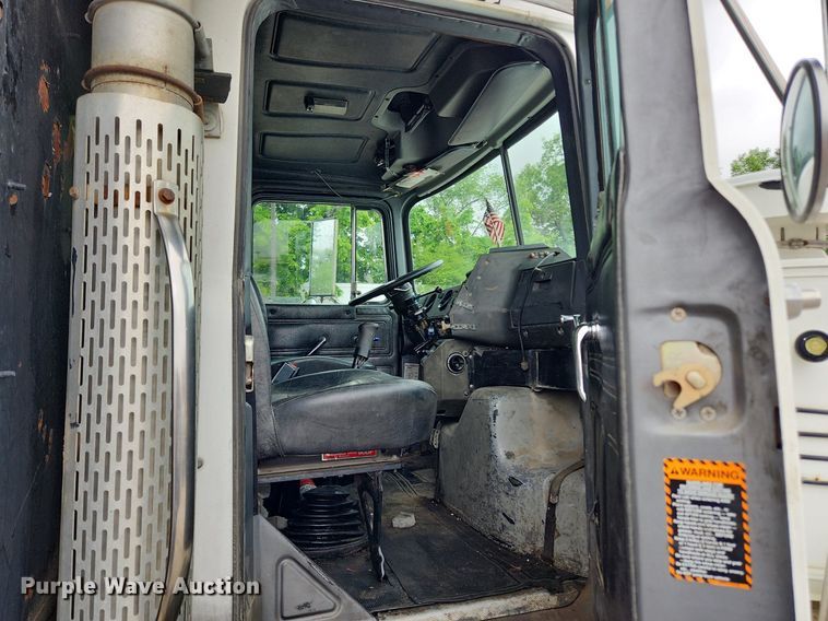 image for item LX9581 1999 Mack DM690S  dump truck