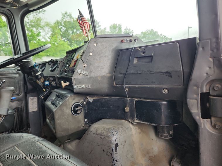 image for item LX9581 1999 Mack DM690S  dump truck