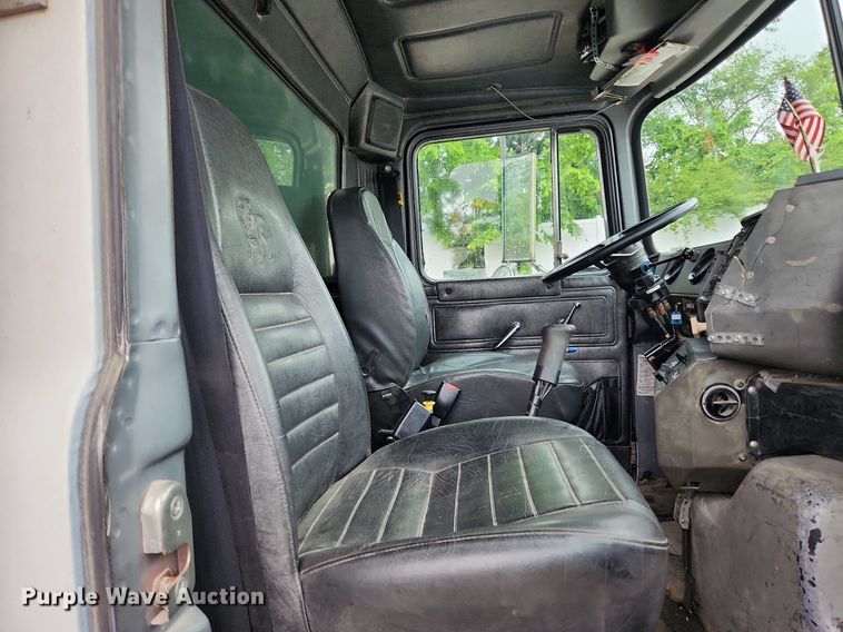 image for item LX9581 1999 Mack DM690S  dump truck