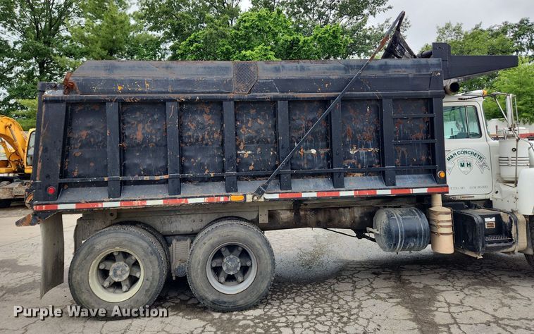 image for item LX9581 1999 Mack DM690S  dump truck