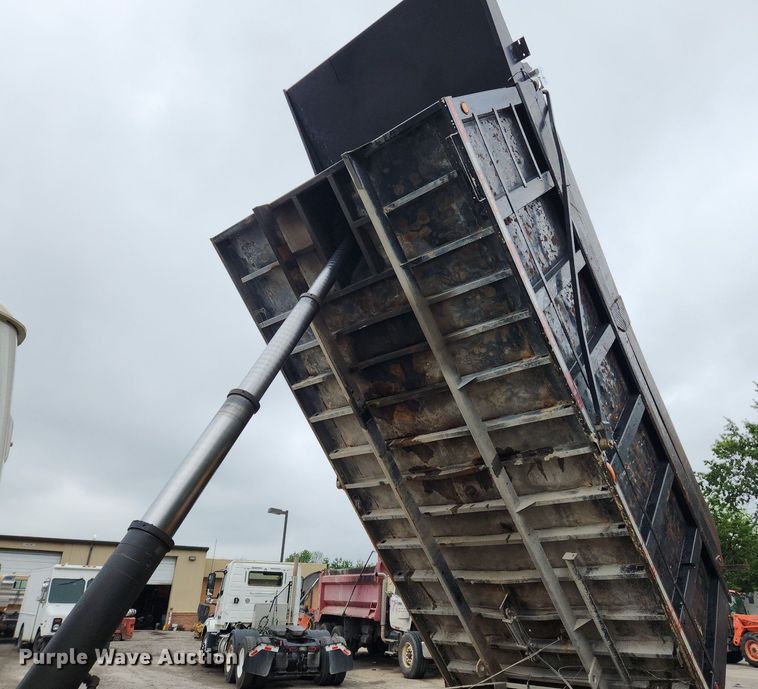 image for item LX9581 1999 Mack DM690S  dump truck